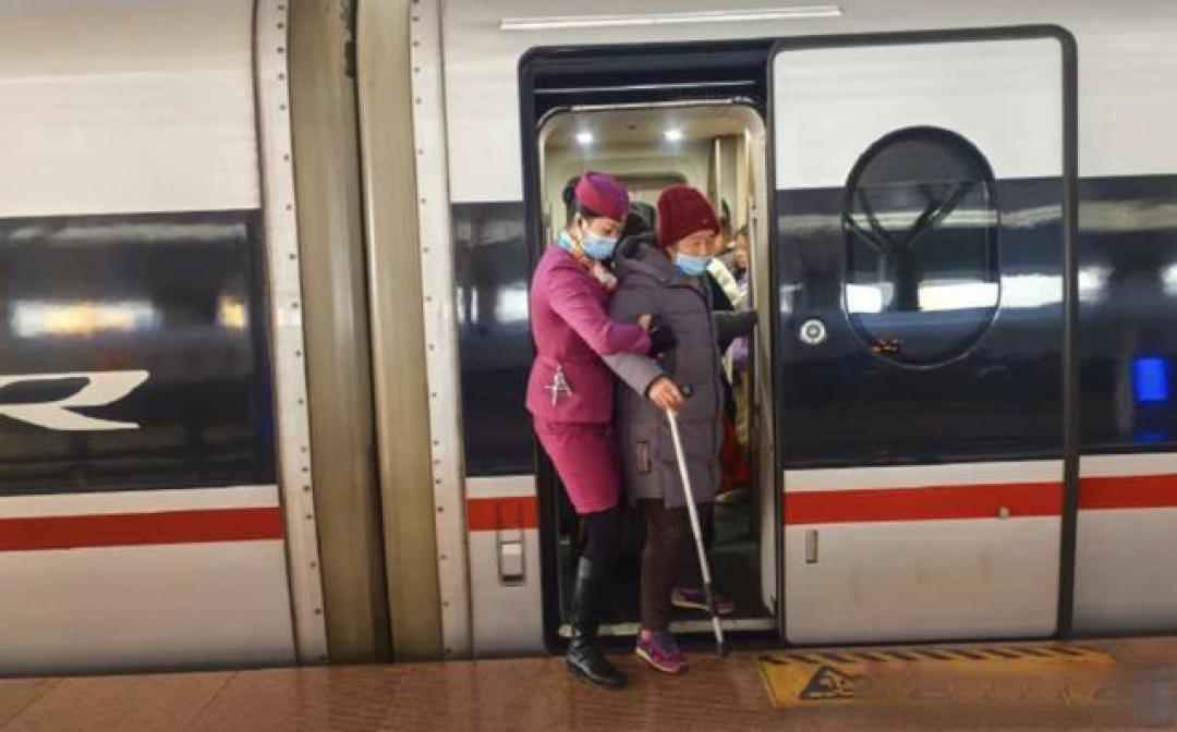 反向春运暴涨180%,这代年轻人正在重塑“家”与“年味”