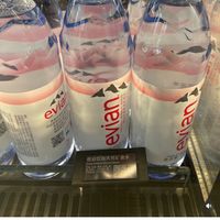 星巴克依云水22元/瓶背后的定价逻辑：非主推商品，而是价格锚点与品牌调性工具