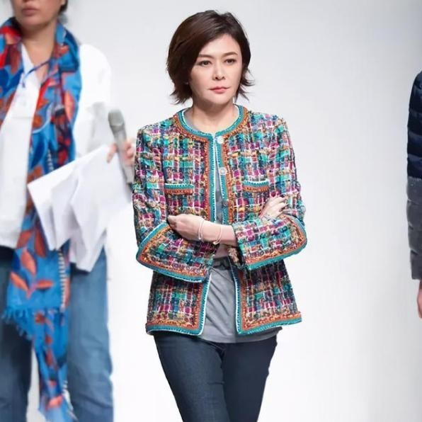 关之琳带火一种新的穿法：绿色外套+牛仔裤，穿搭完全没有大妈味