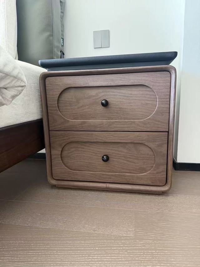 2025新款实木床头柜中古风高级感卧室整装收纳柜