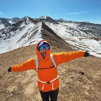 一件“动态合身”的羽绒服，才能在高海拔发挥关键作用 
  #她的攀登  #直到我们一起出发 #凯乐石羽绒服