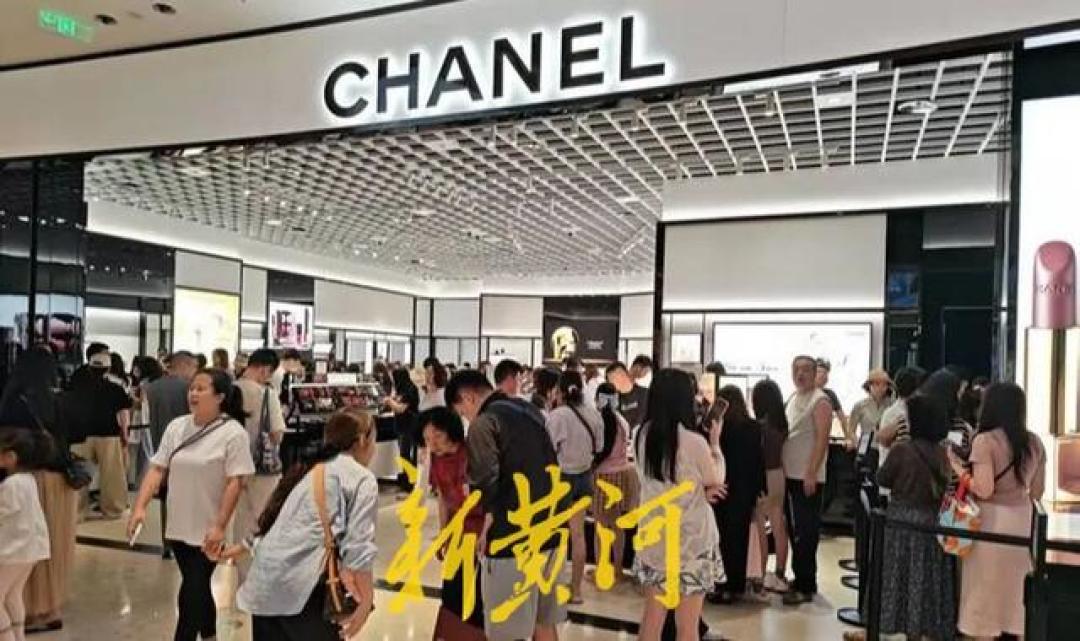 海南封关首个春节,三亚免税店排长队!每克黄金低近180元,金饰品区格外火爆