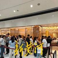 海南封关首个春节，三亚免税店排长队！每克黄金低近180元，金饰品区格外火爆
