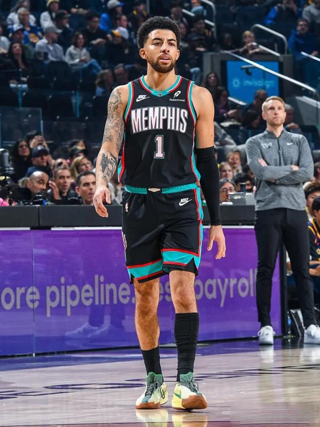 冲突爆发！两人驱逐！等着被NBA禁赛吧
