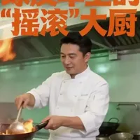 绿皮车上的“摇滚大厨” 高铁时代，我们能快速抵达远方，车上餐食，大多都是标准化的盒饭。但在绿皮车上，还保留着充满锅气、烟火气的移动厨房。今天，我们走进杭州客运段甬广车队，认识一位为乘客现炒好饭的“摇滚大厨”。#绿皮火车 #2026年新春走基层 #春运 #媒体精选计划