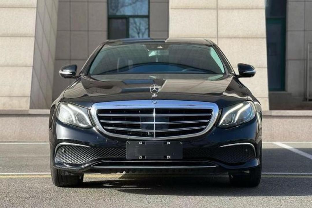 同学聚会，让我看清现实：奔驰E300不仅是车，更是成年人的遮羞布