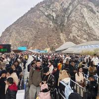 全国多地景区客流持续爆满,景区紧急提醒,游客:不是在排队,就是在排队