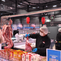 年轻人涌入超市吃火锅