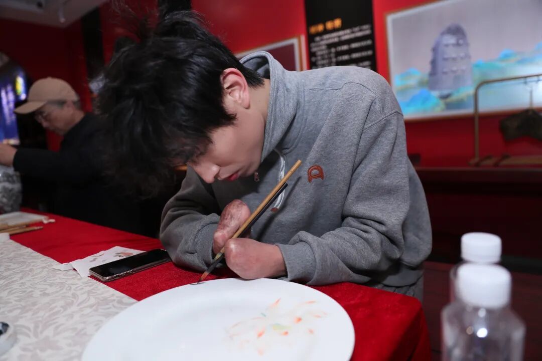以瓷为媒 赴故宫之约——“千年瓷韵·无界匠心”江西省残疾人故宫文创融合展亮相