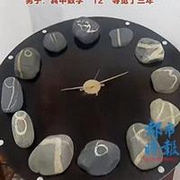 男子十年捡12块数字奇石拼成“天然时钟”，数字“12”的奇石花了3年多才找到
