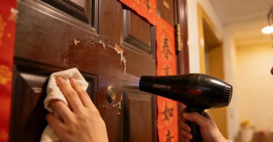 撕对联撕到崩溃?别再用钢丝球了,教你几招无痕除胶秘诀