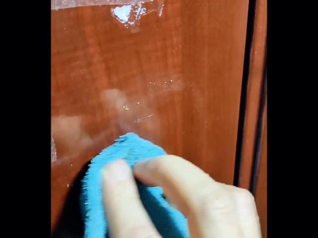 撕对联撕到崩溃?别再用钢丝球了,教你几招无痕除胶秘诀