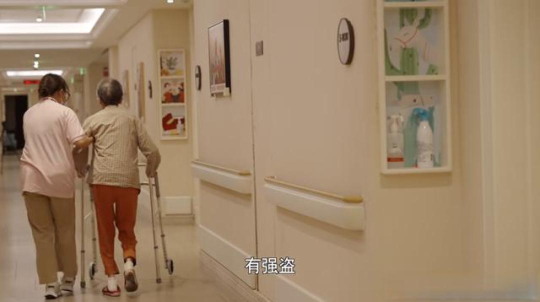 “用生命陪伴生命”：53岁女儿照顾80岁认知症妈妈，陪你老的代价究竟有多大？