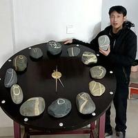 男子用10年收集12块“数字”石头，拼出一个“天然时钟”，有人出价收藏，但男子称仍在等一个“有缘人”