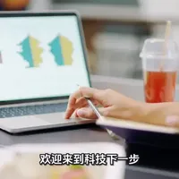 谷歌官方终于承认,计划在 2026 年将 Android 和 ChromeOS 合并为一个全新的操作系统,内部代号为“Aluminium OS”。这一举措旨在打破谷歌在高端平板和笔记本市场的长期劣势,通过底层架构的统一和 AI 的深度植入,向苹果的 iPad 和 MacBook 发起终极挑战。#谷歌 #chromeos #知识科普 #andriod #安卓