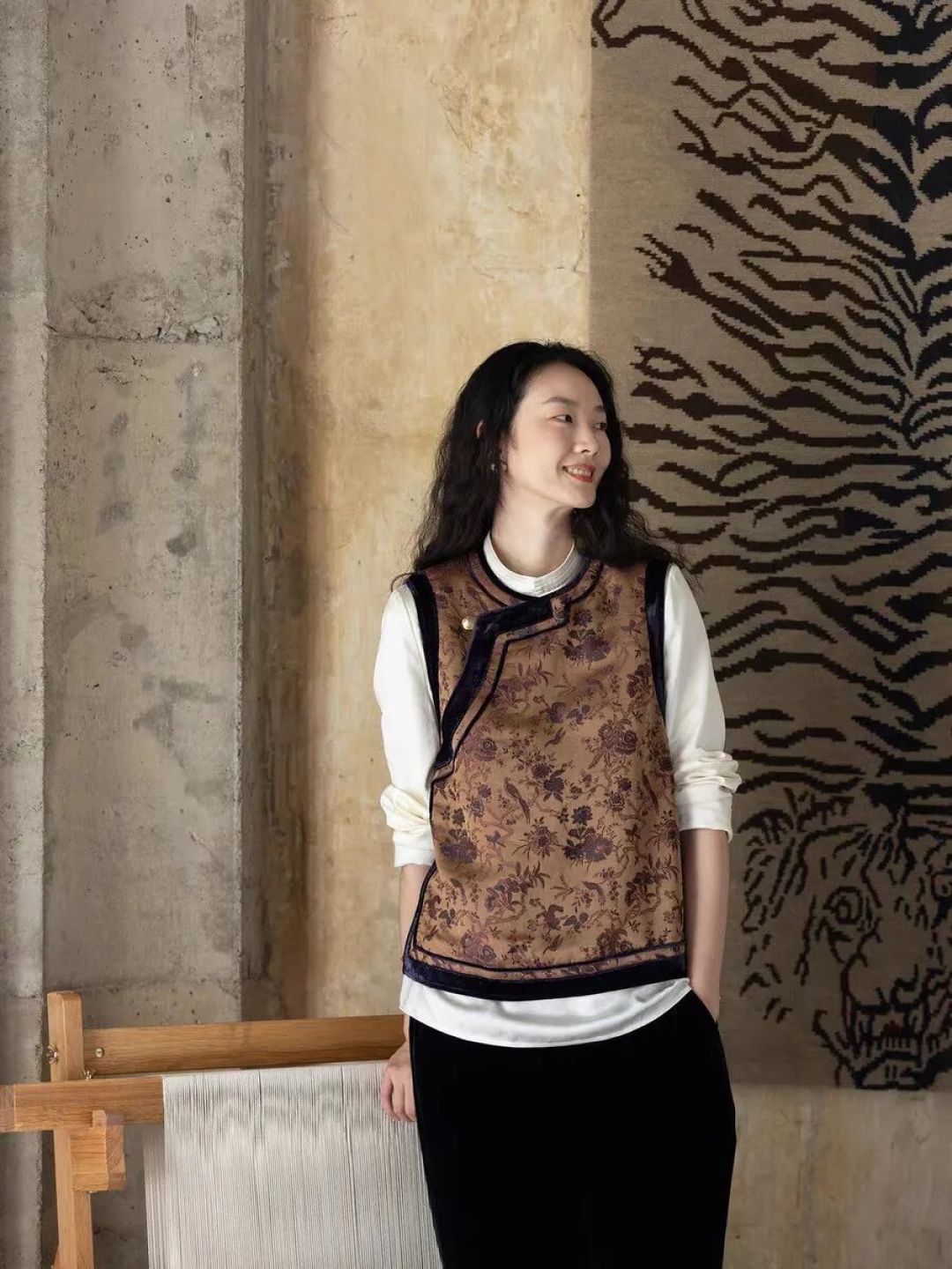 立冬后,新中式马甲都要上身了!啥?你还在买“大妈马甲”?|1件=100小时手作,穿这件织锦马甲的人越活越像30?