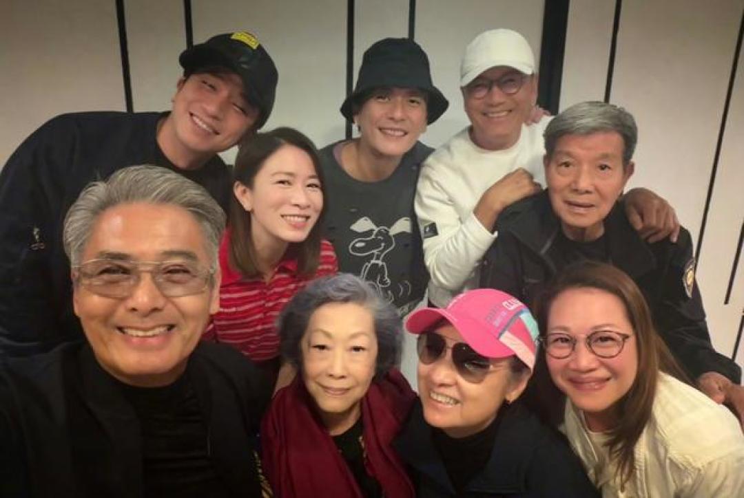 71岁周润发状态绝佳！满头银发身形挺拔，50岁佘诗曼晒合影秒变小迷妹