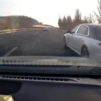 时速破百！奔驰在高速上演刀片式超车 后车司机被吓出冷汗