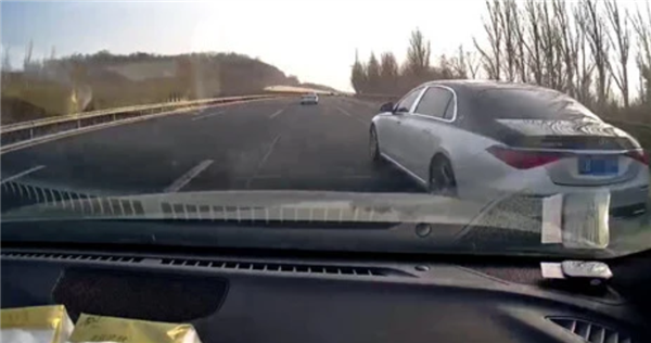 时速破百！奔驰在高速上演刀片式超车 后车司机被吓出冷汗