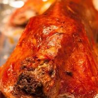 烤全羊缩水80%，为什么网友一眼就怒了？