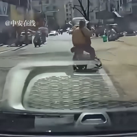 全网公愤！好心扶起摔倒女子竟被讹 行车记录仪还清白