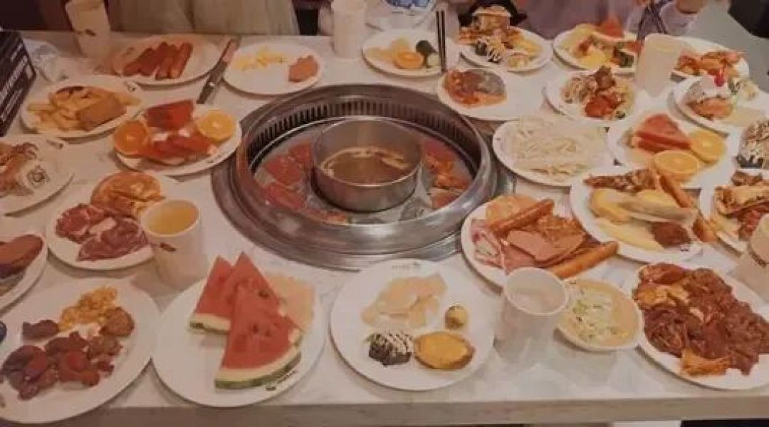 新闻热点 | 当“划算”成为幻觉:自助餐“套路”背后的商业策略与权利博弈