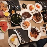 新闻热点 | 当“划算”成为幻觉：自助餐“套路”背后的商业策略与权利博弈