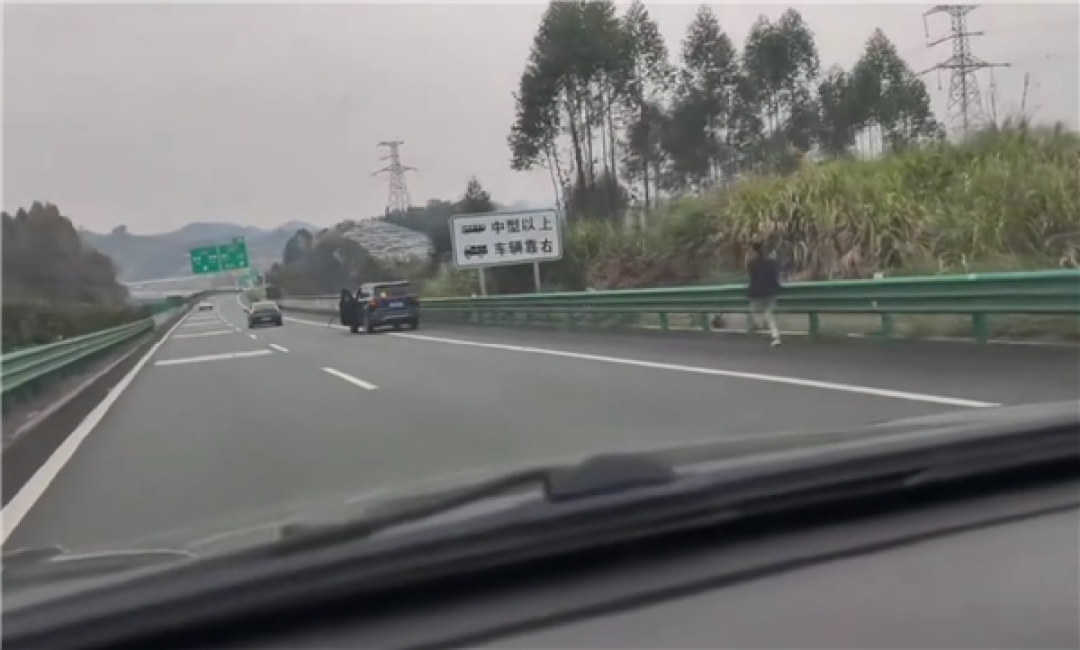 高速上SUV溜车 车主应急车道上狂追 网友:这实习标一点不冤枉