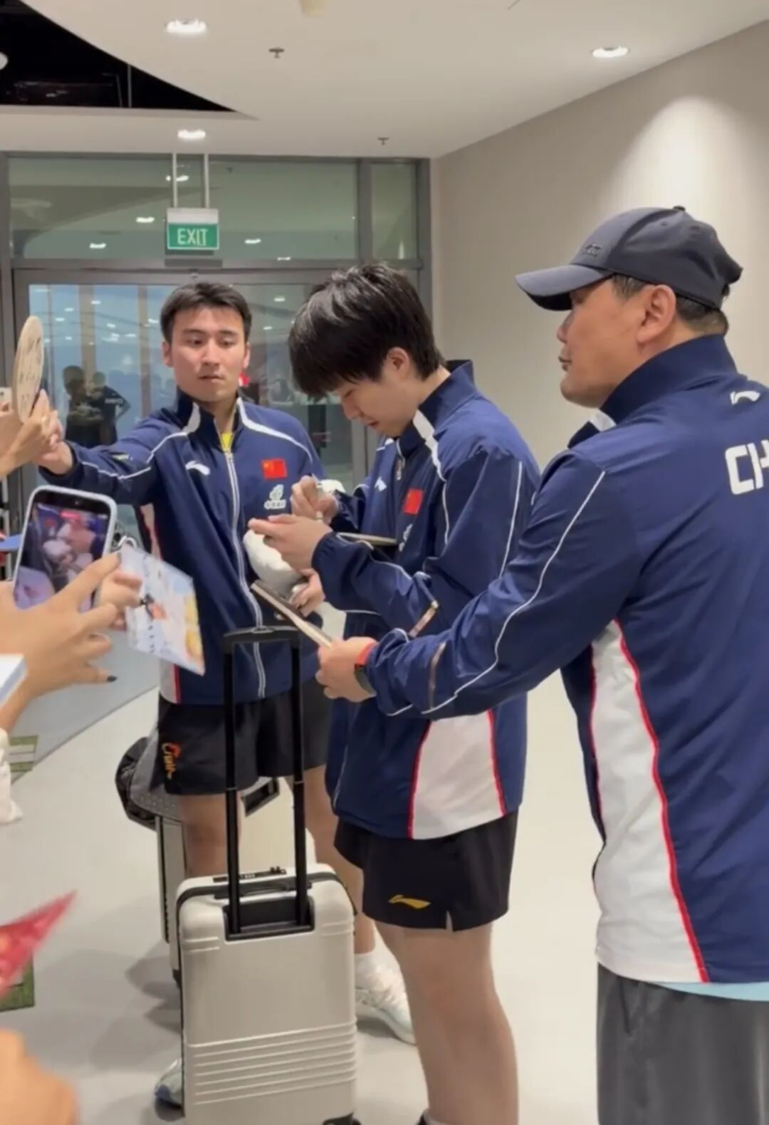 白纸不签,分寸有度:王楚钦新加坡大满贯的签名一课