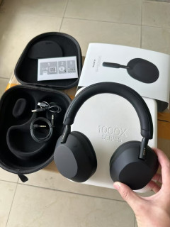 索尼WH-1000XM5：我的“通勤结界”与“灵感后台”