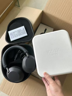 索尼WH-1000XM5：我的“通勤结界”与“灵感后台”