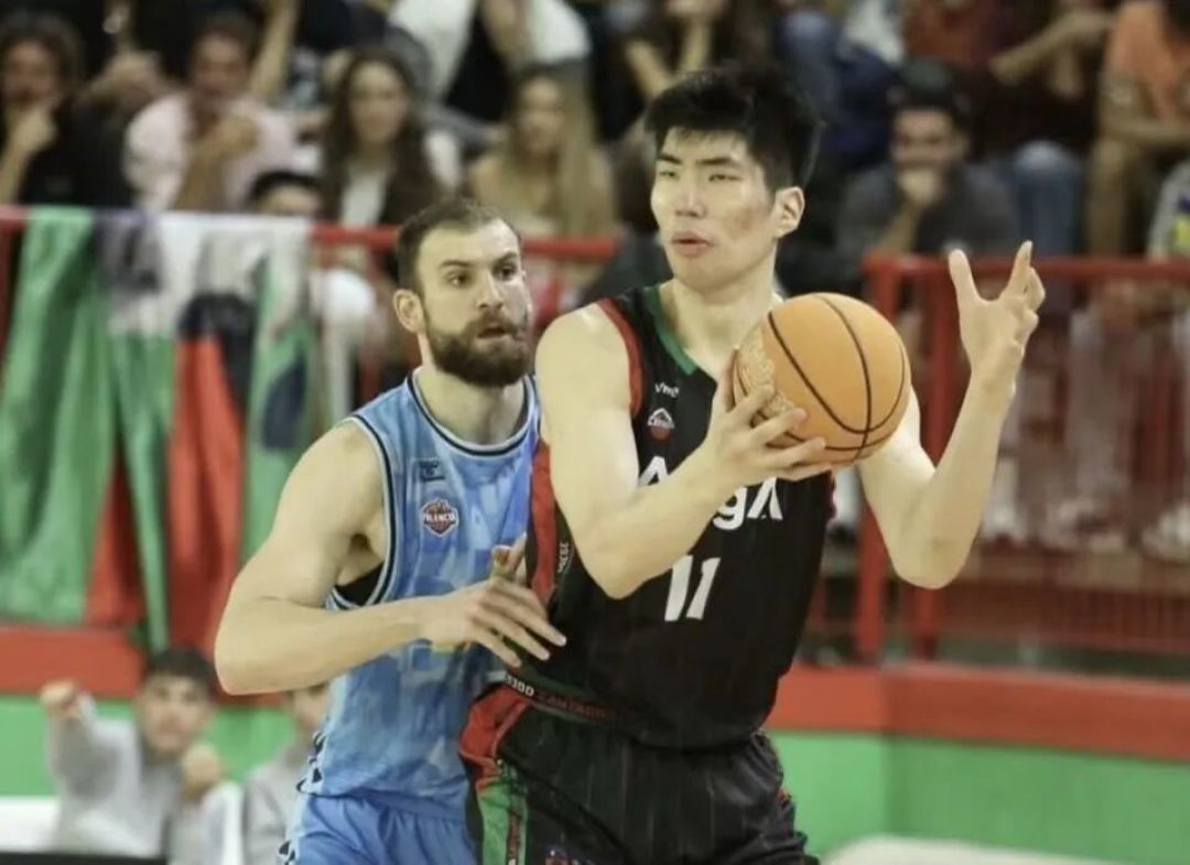 从被诟病移动慢到西乙球队核心,余嘉豪留洋练级万里驰援中国男篮