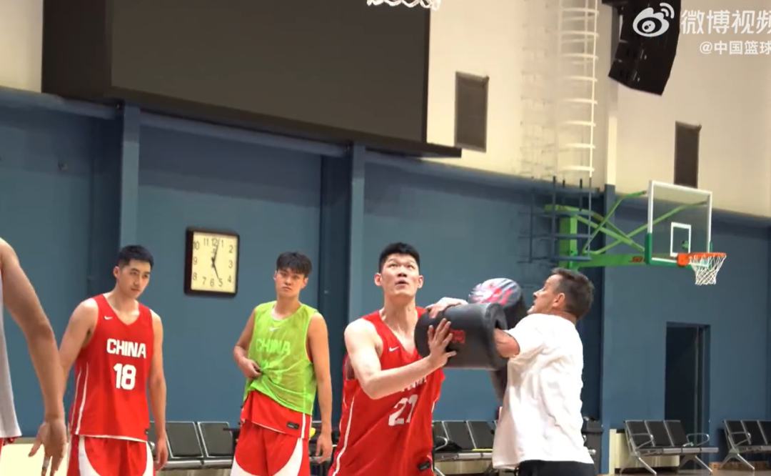 中国男篮公布世预赛名单,“浙”三人入选,余嘉豪万里驰援