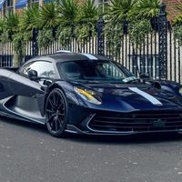 戈登·拉姆齐驾驶百万美元的阿斯顿·马丁Valhalla现身伦敦市中心