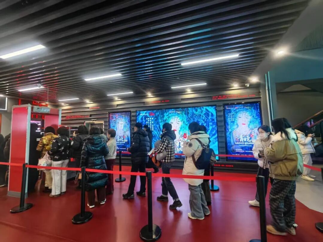 戏暖新春!“CNT现场”春节放映第三部剧目《青蛇》精彩上映