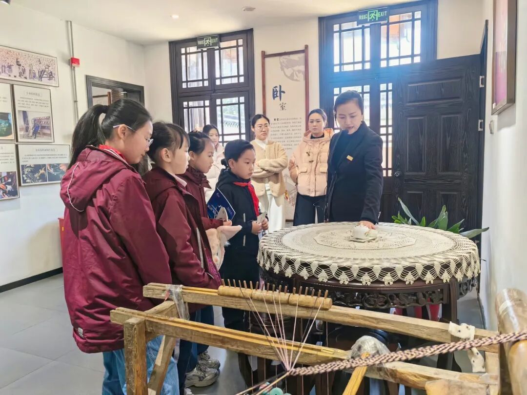 亲子研学寻非遗，童心守护金山韵——上海中医药大学附属枫泾小学三（4）清荷中队 星光追梦小队开展“金山非遗”亲子研学之旅