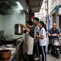 街边小摊烟火气 vs 米其林仪式感：食材新鲜度与用餐场景如何决定你的真实美食体验
