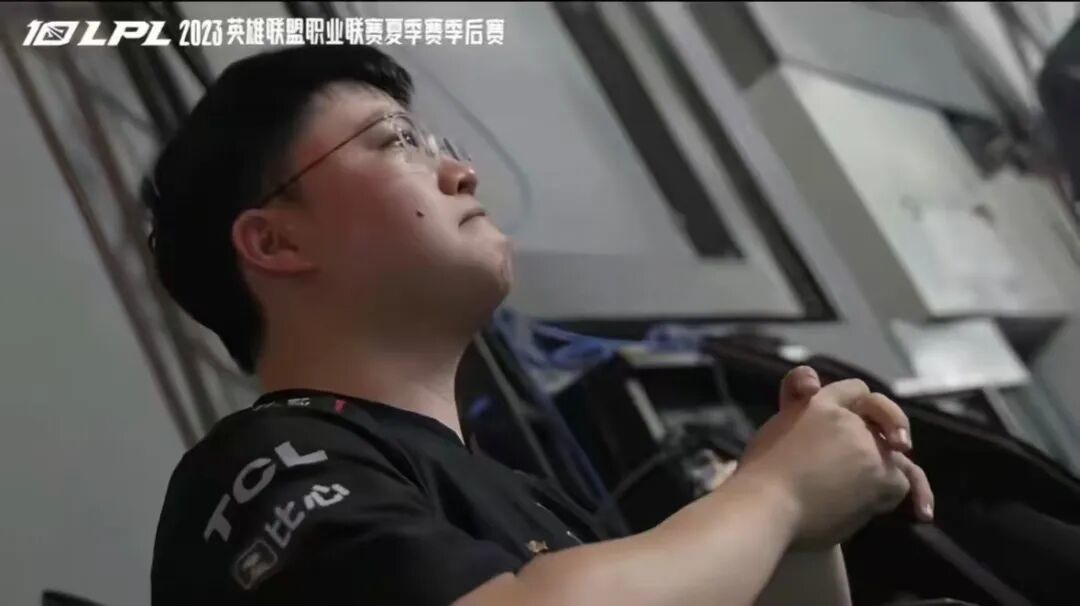 继“真实电竞喊话LPL:凭什么让Uzi退役?”后,LPL又传来一个坏消息,Uzi谈Ming被卡合同:他这辈子都别想打比赛,能直播已经是最大的仁慈