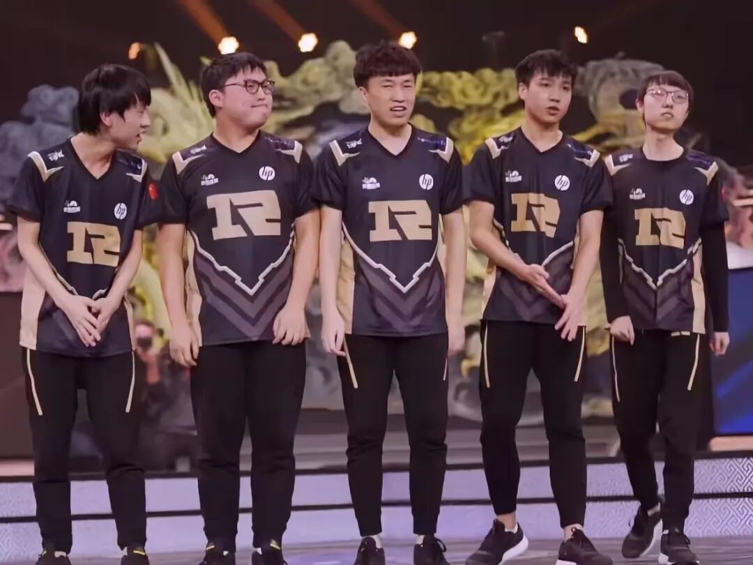 继“真实电竞喊话LPL:凭什么让Uzi退役?”后,LPL又传来一个坏消息,Uzi谈Ming被卡合同:他这辈子都别想打比赛,能直播已经是最大的仁慈