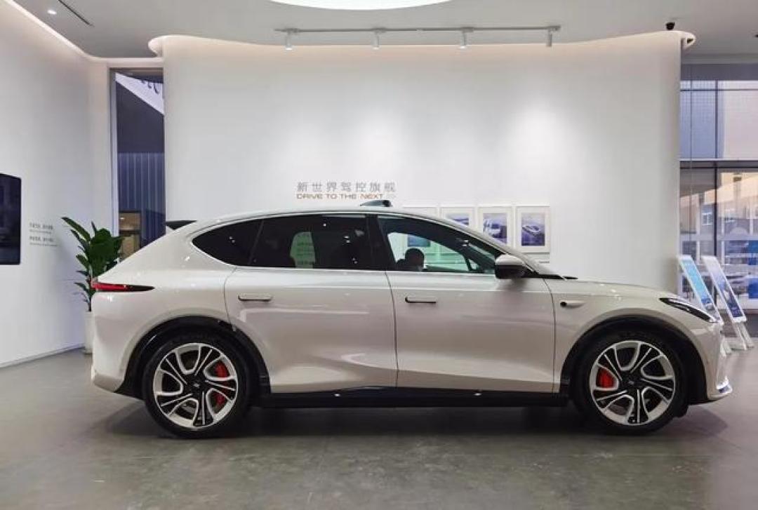 智己LS7深度实测:30万级纯电中大型SUV,空间、驾控、智能全拉满