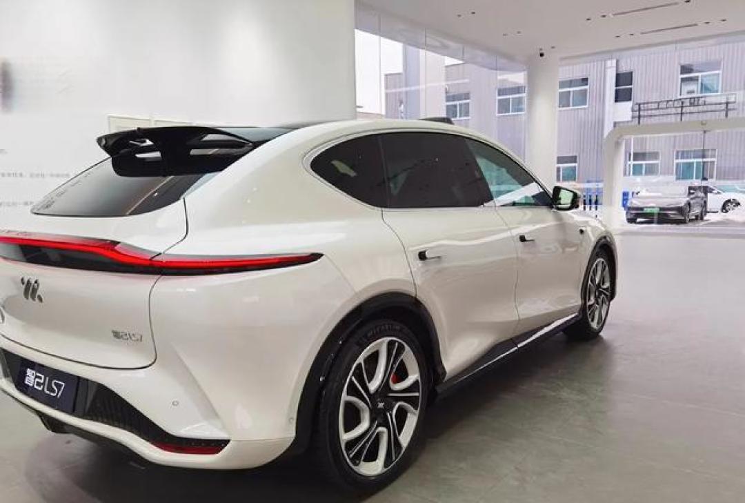 智己LS7深度实测:30万级纯电中大型SUV,空间、驾控、智能全拉满