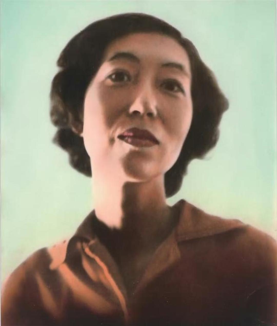 1957年，张爱玲和第二任赖雅，一张罕见的合影，俩人患难相守11年