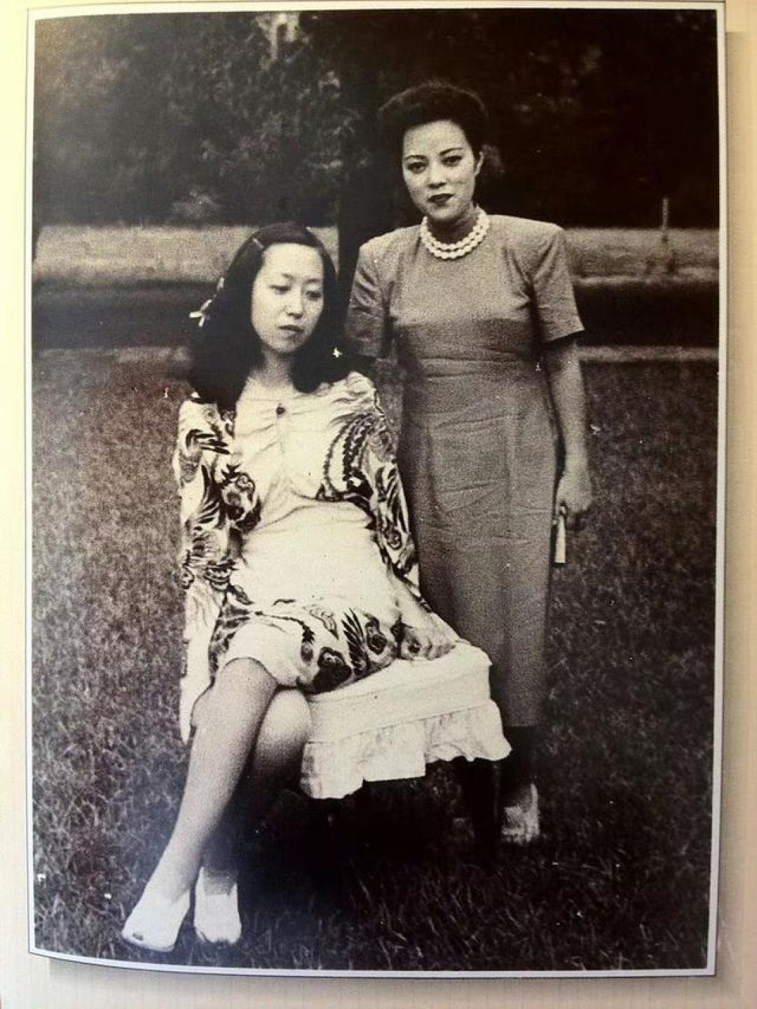 1957年，张爱玲和第二任赖雅，一张罕见的合影，俩人患难相守11年