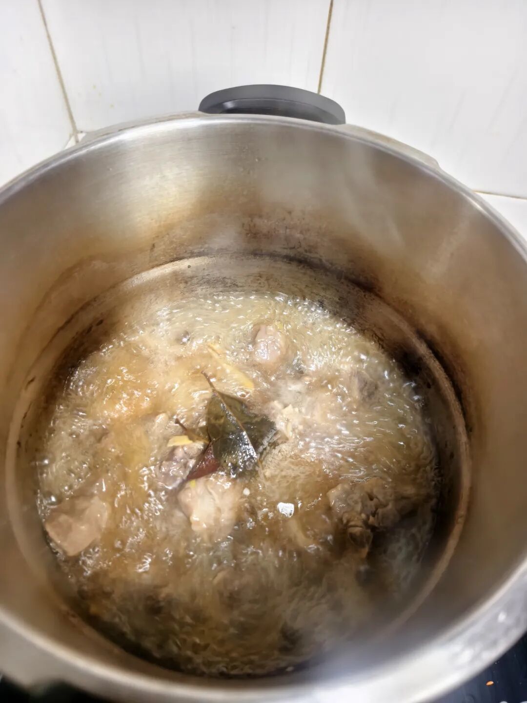 用高压锅做出来的红烧排骨，软烂又入味，关键做法非常简单，有手就能学会做！