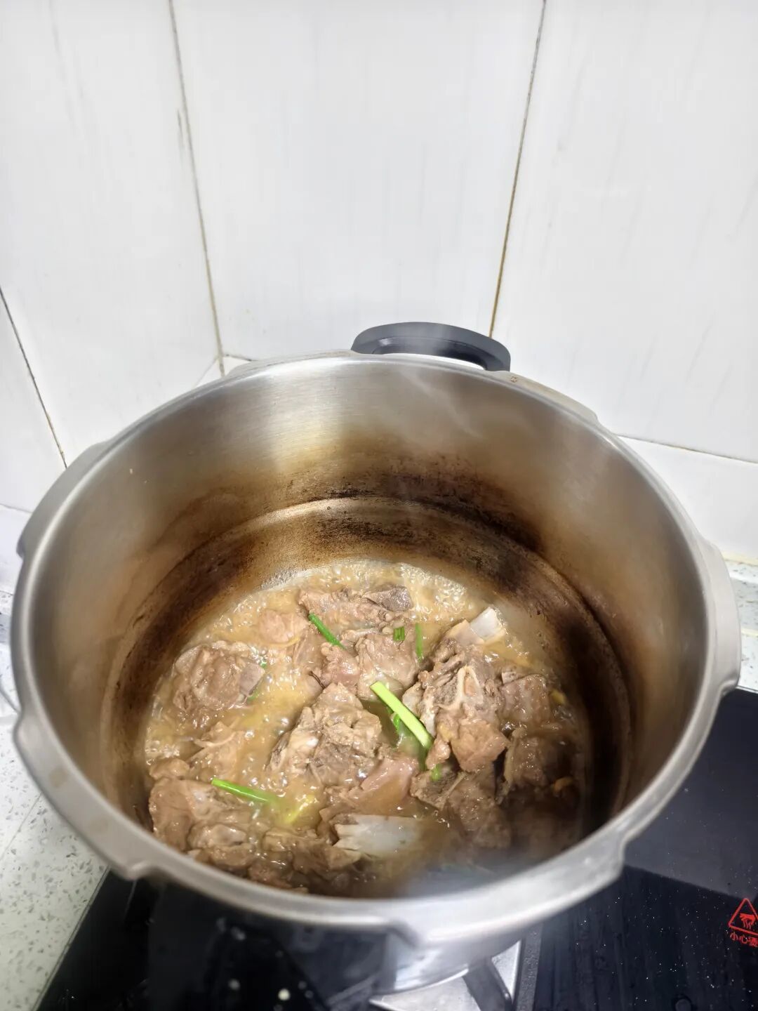 用高压锅做出来的红烧排骨，软烂又入味，关键做法非常简单，有手就能学会做！