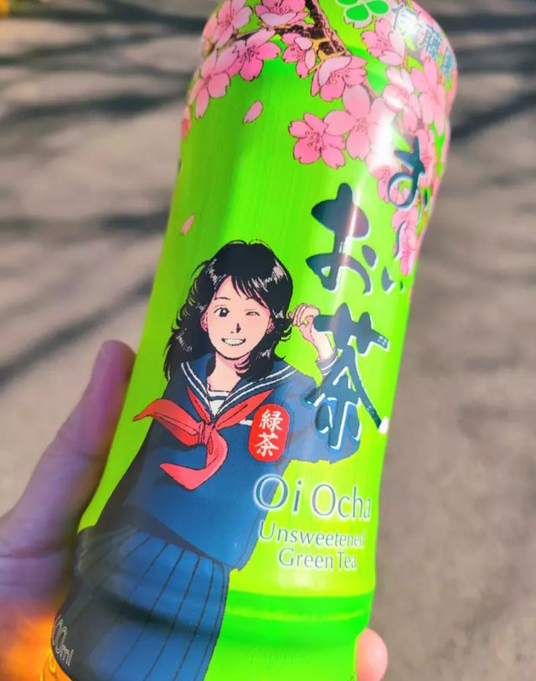 拿日本刀的不良女JK出现在饮料包装上？画师：你们全看错了