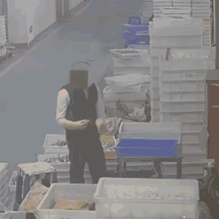 凌晨1时许，临时工故意纵火，知名手办工厂起火，正式员工及时发现并扑灭，但多款人气游戏周边被迫延期出货