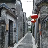 广州市里有座完整的古村！ 聚龙古村是一座拥有140多年历史的清代古村落，始建于清光绪五年（1879年），由祖籍广东台山的邝氏族人集资兴建，是广州中心城区保存最完好的岭南古建筑群之一。