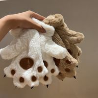 熊掌手套钩针教程视频一（手腕部分）
起11锁针，倒二回钩，挑外侧半边勾短针，共18组36行；注意: 每行结束锁一针反转织片进行下一行；