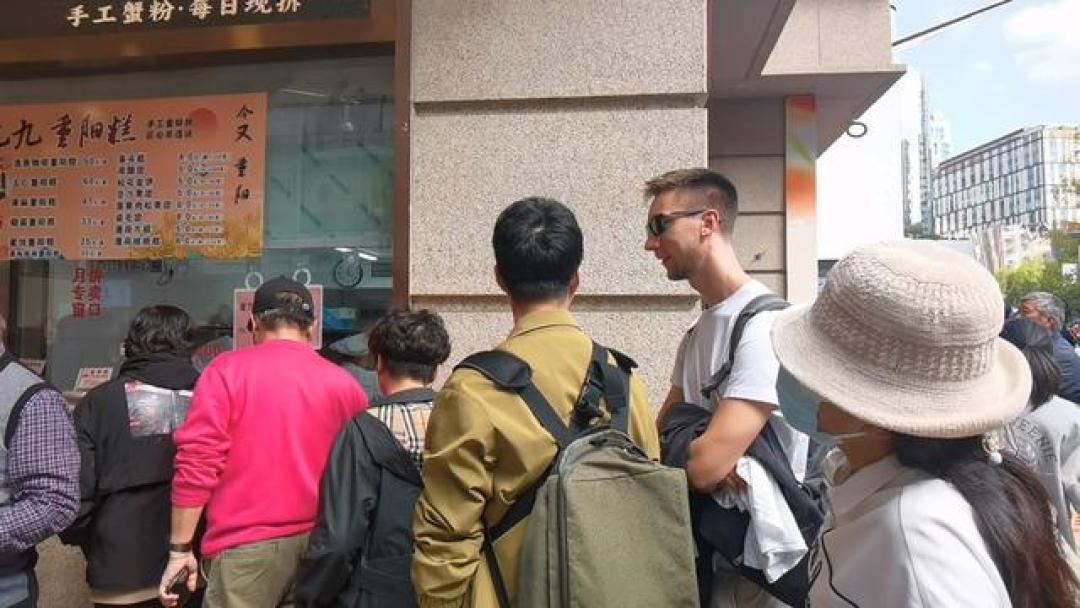浦东机场“野生” 志愿者火了!32岁央企工程师,用“散装”英语带外国游客逛上海